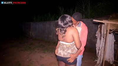 Tình dục đường phố lãng mạn và nóng bỏng với một cô gái mũm mĩm từ câu lạc bộ